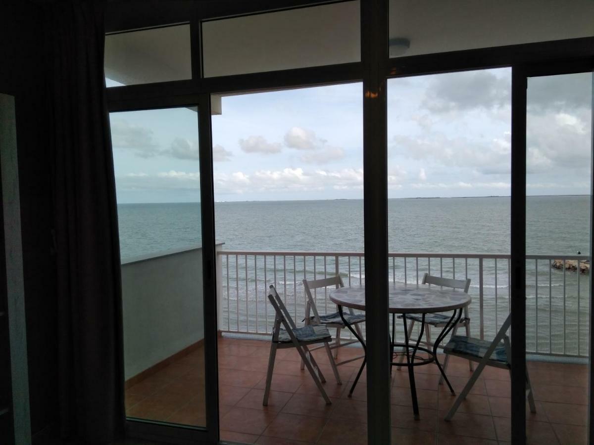 Apartamento En Primera Linea De Mar Sant Carles De La Rapita Bagian luar foto